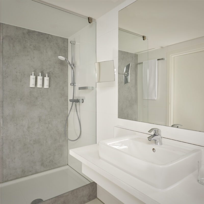 Park Plaza Eindhoven business suite bathroom with shower and amenities