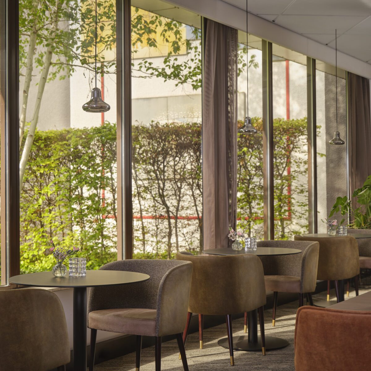 Park Plaza Eindhoven Elite lounge sitting area with window view