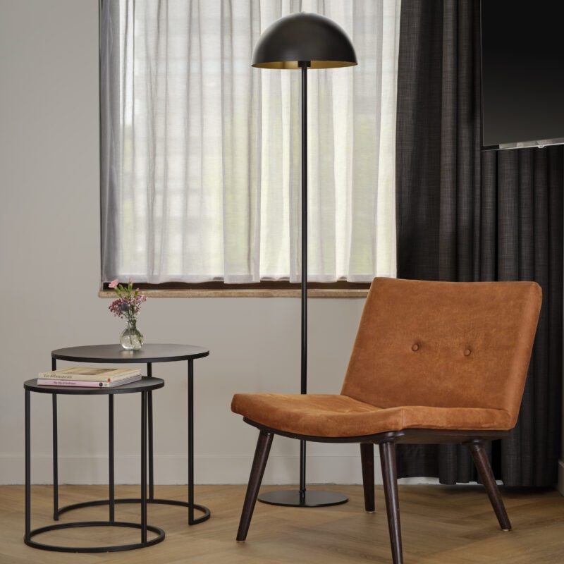 Park Plaza Eindhoven deluxe suite eith lounge chair and TV